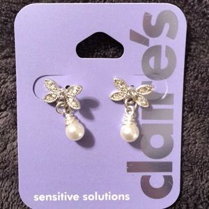 Claire’s Pearl drop earrings